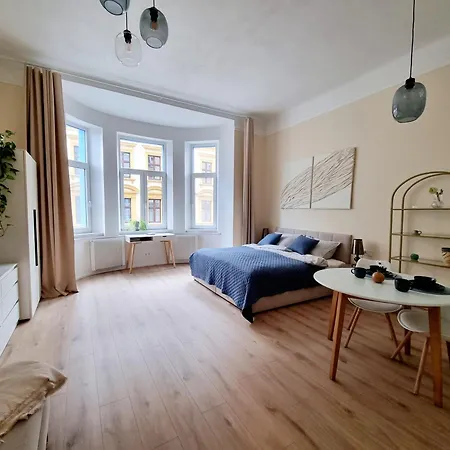7th Heaven Close To Metro And Center Apartamento Praga